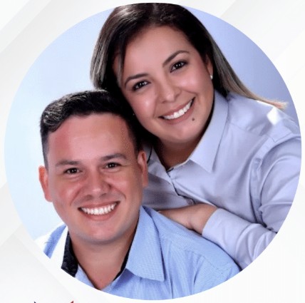 Engenheiro da Monan Engenharia analisando projeto de energia solar e estrutural